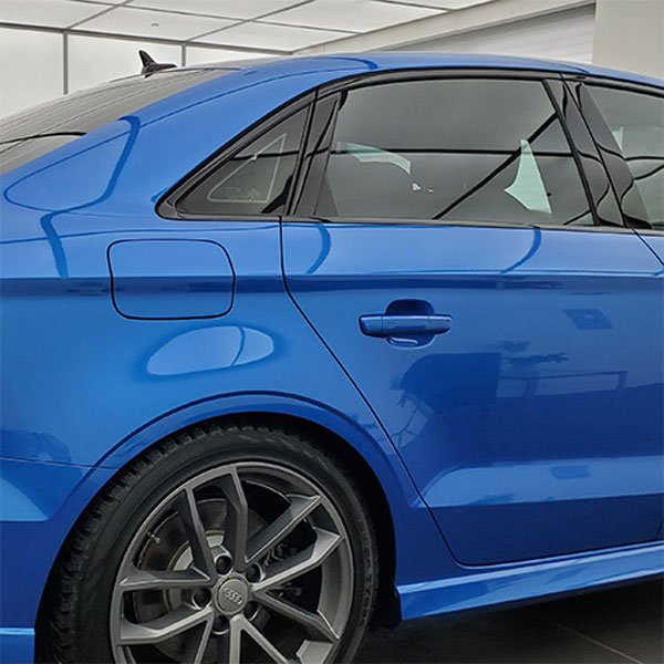 Carroceria de automóvel azul, aplicação do Carbodilite, resina biodegradável da Toray